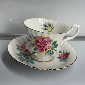 Royal Albert Sweet Heart Roses Cup & Saucer Bone China England Pink Vintage‎